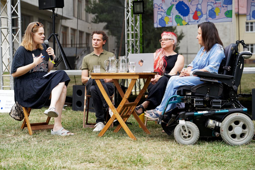 Fotografia z diskusie Iné telá, iné mysle s D. Komanickou, K. Kolářovou a M. Matiaškom na festivale ArtWife 2024