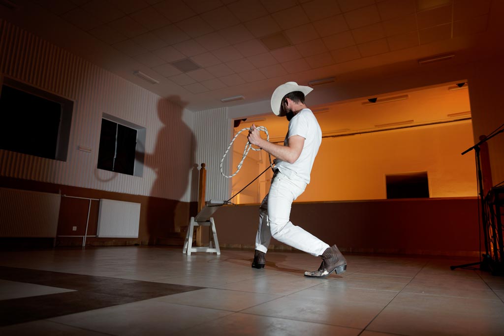 Fotografia z predstavenia Tomáša Janypku Lonesome Cowboy na festivale ArtWife 2024